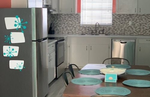 Surfside Beach Cabaña | **NEW LISTING** Morning Dew retro theme beachhouse
