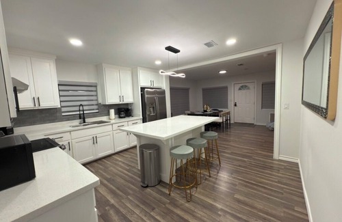 McAllen Casa | NEW LISTING! 4 Bedrooms/3.5 Bathrooms