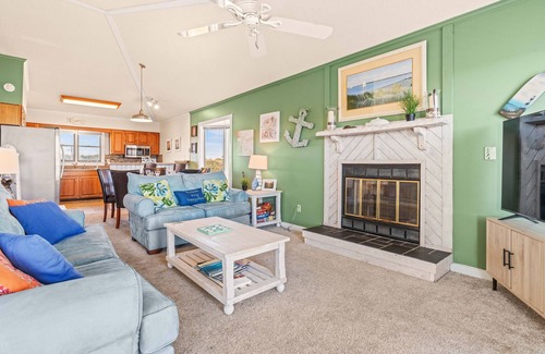 Kitty Hawk Casa | 🌟New Listing🌟Ocean Views🌊Walk to Beach, Pool, Bikes, Beach Chairs, Dogs ✔️