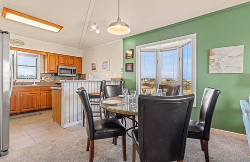 Kitty Hawk Casa | 🌟New Listing🌟Ocean Views🌊Walk to Beach, Pool, Bikes, Beach Chairs, Dogs ✔️