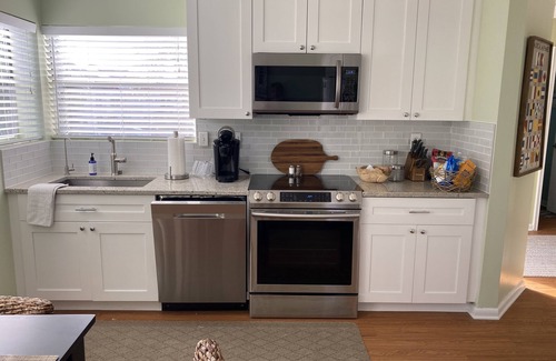 Isla del Sol Condominio | NEW LISTING Paradise-Newly Updated Condo Close to Everything. Beach, Bike, Pool