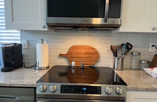 Isla del Sol Condominio | NEW LISTING Paradise-Newly Updated Condo Close to Everything. Beach, Bike, Pool