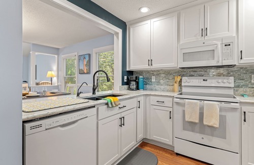 Southern Shores Casa | ⭐️New Listing⭐Pool opens mid Apr, HOA Pkg Pass, Dogs ✔️, Beach Chairs🌊☀️🐬