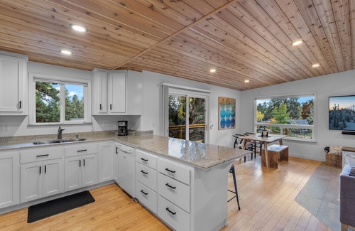 Larkspur Casa | New Listing! Private Hot Tub ~ Fire pit ~ Dog Friendly