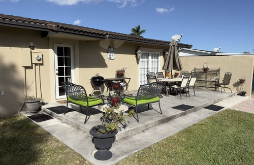 Homestead Casa | ¡Nuevo listado! Pintoresca casa colonial española Puerta de entrada a los Cayos FL y Everglades