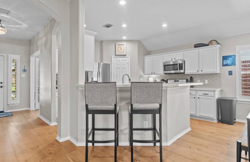 Tomball Casa | NEW LISTING - Refined Comfort Meets Pet-friendly Backyard Serenity