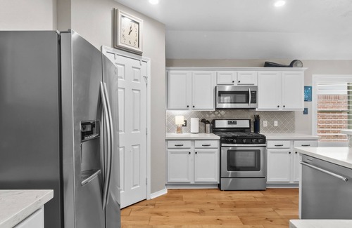 Tomball Casa | NEW LISTING - Refined Comfort Meets Pet-friendly Backyard Serenity