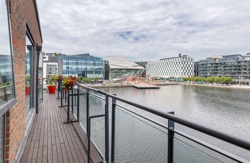 Grand Canal Dock Apartamento | New Listing, Stunning Newly Renovated Waterfront Apartment