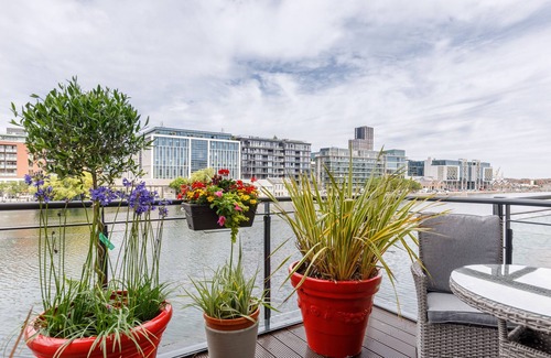 Grand Canal Dock Apartamento | New Listing, Stunning Newly Renovated Waterfront Apartment