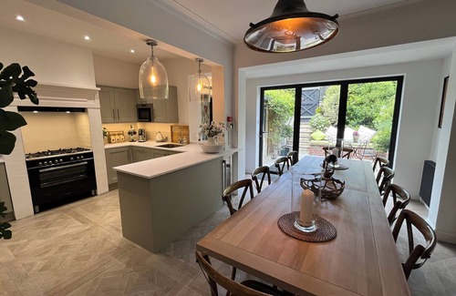 Bath Casa | Stunning Town House City Centre- FREE PARKING!