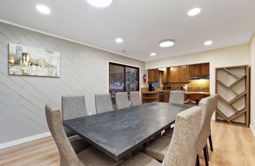 Country Club Estates Chalet De Esquí | *New Listing* This is a 3 bedroom, 2.5 bathroom home that sleeps 8