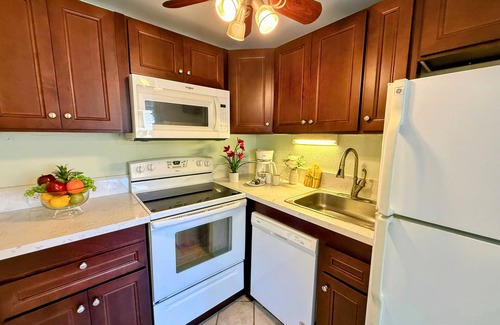 Honokowai Condominio | New Listing! Tropical Oceanfront getaway awaits