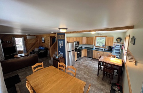 Carrabassett Valley Chalet De Esquí | New Listing! Cozy Chalet 10-Minute Drive to Sugarloaf, Sleeps 9