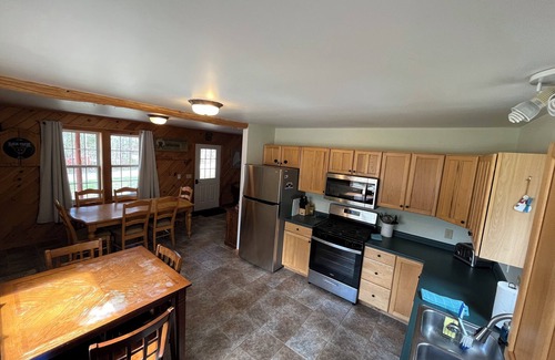 Carrabassett Valley Chalet De Esquí | New Listing! Cozy Chalet 10-Minute Drive to Sugarloaf, Sleeps 9