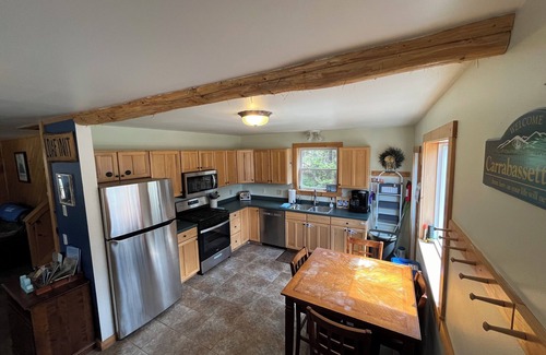 Carrabassett Valley Chalet De Esquí | New Listing! Cozy Chalet 10-Minute Drive to Sugarloaf, Sleeps 9