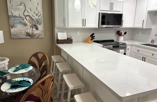 South Padre Island Condominio | New Listing/Remodeled...Beachfront In Paradise, Gated Complex, Next to Waterpark