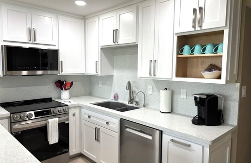 South Padre Island Condominio | New Listing/Remodeled...Beachfront In Paradise, Gated Complex, Next to Waterpark