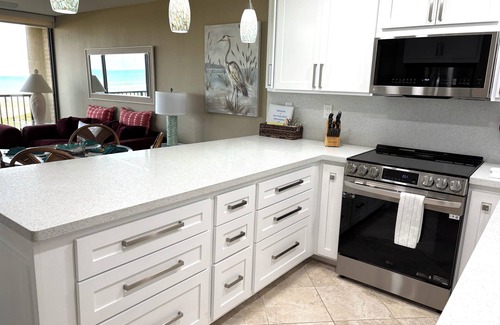 South Padre Island Condominio | New Listing/Remodeled...Beachfront In Paradise, Gated Complex, Next to Waterpark