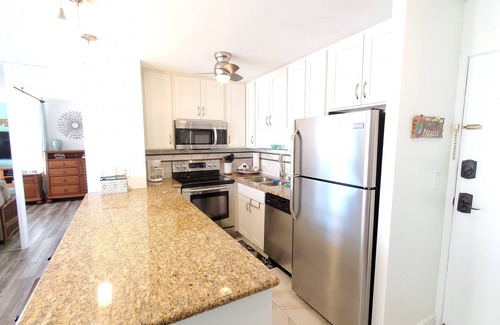 Waikiki Condominio | NEW LISTING! Waikiki Ocean View One Bdrm Condo. AC, Parking, Pet. Close to Beach