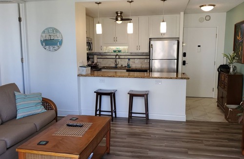 Waikiki Condominio | NEW LISTING! Waikiki Ocean View One Bdrm Condo. AC, Parking, Pet. Close to Beach