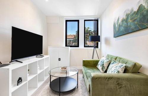 Sutton Apartamento | New London Cheam Village 1 Bed - Perfect for Long Stays - With Parking