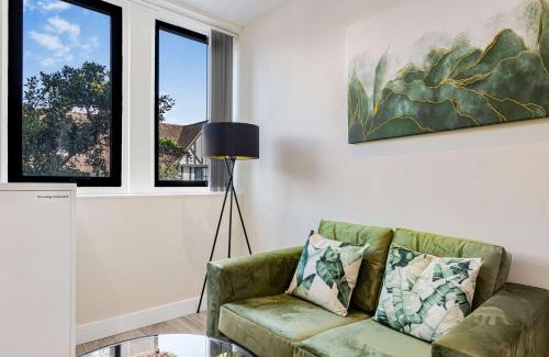 Sutton Apartamento | New London Cheam Village 1 Bed - Perfect for Long Stays - With Parking