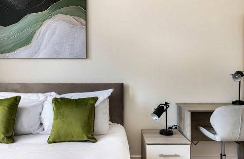 Sutton Apartamento | New London Cheam Village 1 Bed - Perfect for Long Stays - With Parking