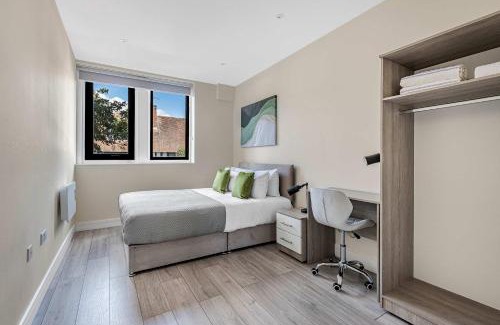 Sutton Apartamento | New London Cheam Village 1 Bed - Perfect for Long Stays - With Parking