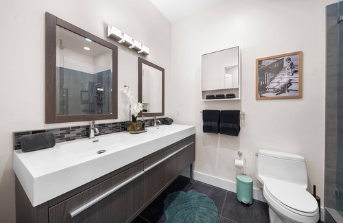 Poinsettia Heights Hotel | New + Lux Close to everything! Gym and Pool 5 Bedrooms!