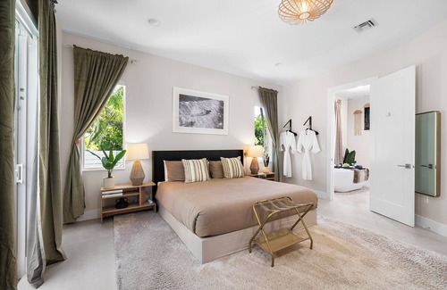 Poinsettia Heights Hotel | New + Lux Close to everything! Gym and Pool 5 Bedrooms!