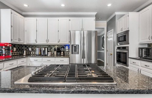 Inman Casa | New! Lux Mansion, 5 BR 4 BA, Heated Pool, Sleeps 12+