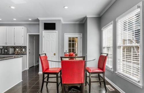 Inman Casa | New! Lux Mansion, 5 BR 4 BA, Heated Pool, Sleeps 12+