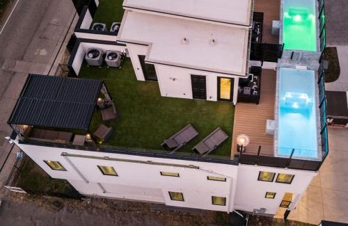 Katie Hill Neighborhood Casa | NEW Luxe Skyline Views - 20' Heated Rooftop Pool