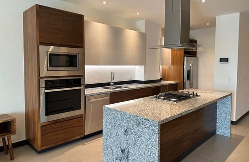 Puerto Vallarta Condominio | New Luxurious 2-Bed Condo Sleeps 4, 8 minute walk to the Marina