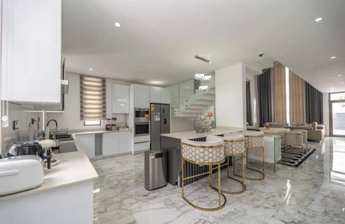 Labone Casa | New, Luxurious 3-bedroom House 7-mins from Airport