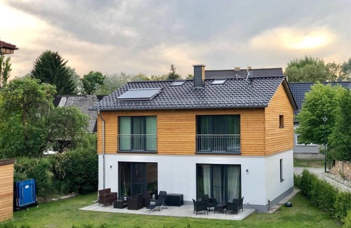 Storkow Casa | Nuevo: Lujosa casa de vacaciones con vista al lago y jardín [Casa entera, No. 1 + No. 2]