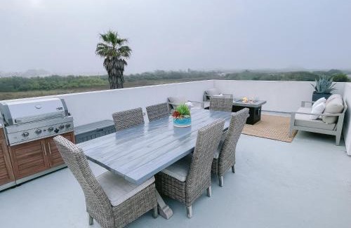 Oceano Villa | New Luxurious Home! Hot Tub! 2 min walk to Beach!