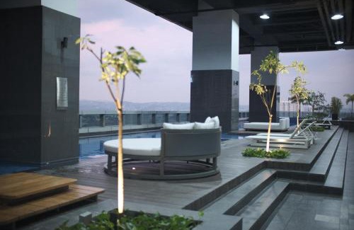 Bagumbayan Apartamento | NEW Luxurious Hotel type Condominium 48th Floor