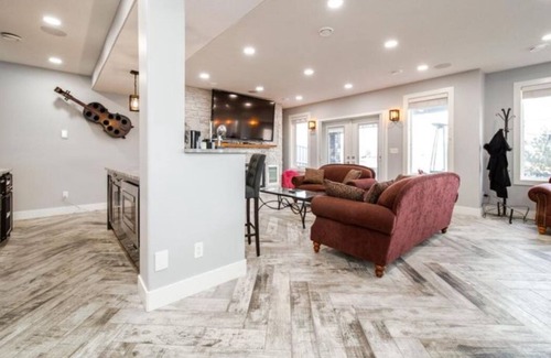 St. Albert Casa | NEW Luxurious Lakefront 5 bdrm 4 bath house in St. Albert hot tub, fireplaces!!!
