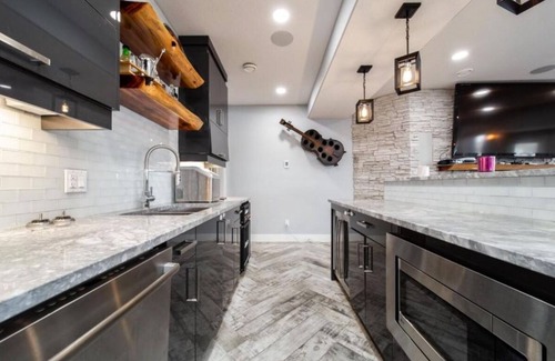 St. Albert Casa | NEW Luxurious Lakefront 5 bdrm 4 bath house in St. Albert hot tub, fireplaces!!!