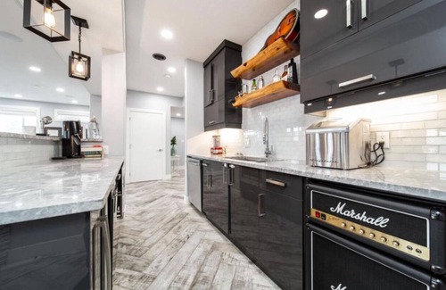 St. Albert Casa | NEW Luxurious Lakefront 5 bdrm 4 bath house in St. Albert hot tub, fireplaces!!!