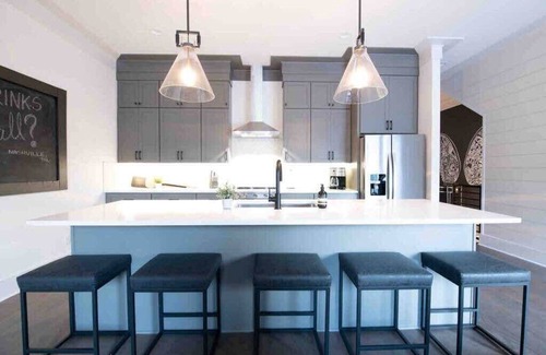 Eastwood Casa | New luxury 14 beds! Insta worthy|Baller game room
