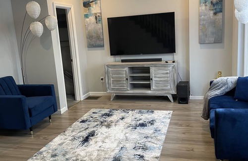 Forest Hill Casa | New Luxury 3 Bedroom Private House & Backyard