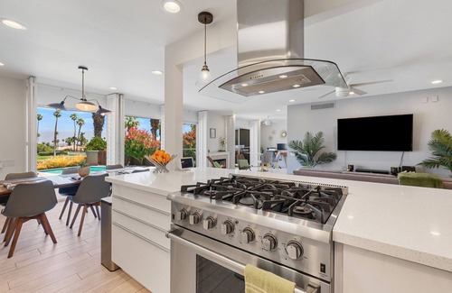 Palm Desert Casa | Nuevo y moderno diseñador de mediados de siglo remodelado, el hogar de El Paseo en el campo de golf