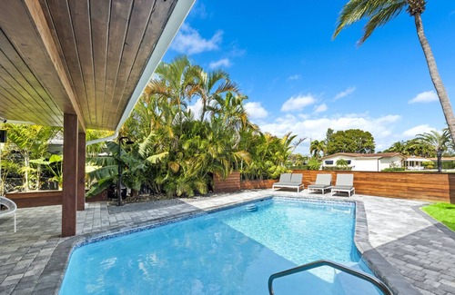 Keystone Point Villa | New Luxury 5BR Waterfront Villa w/ pool sleep 12