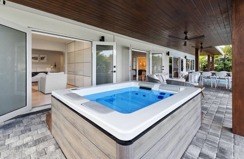 Keystone Point Villa | New Luxury 5BR Waterfront Villa w/ pool sleep 12