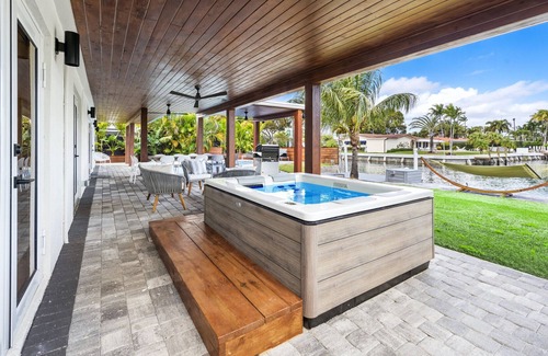 Keystone Point Villa | New Luxury 5BR Waterfront Villa w/ pool sleep 12