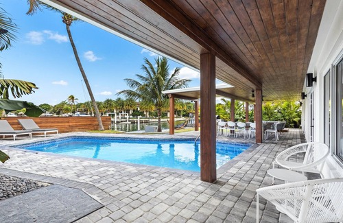 Keystone Point Villa | New Luxury 5BR Waterfront Villa w/ pool sleep 12