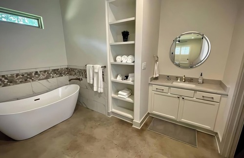 Fluker Cabina | New LUXURY 6 bed/6.5 Lodge, Spacious, Secluded, Steps away from fine dining!