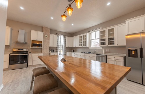 Lebanon Casa | NEW! LUXURY AWAITS! Four BR's - 3 with their own Private Bath PLUS Bonus room.